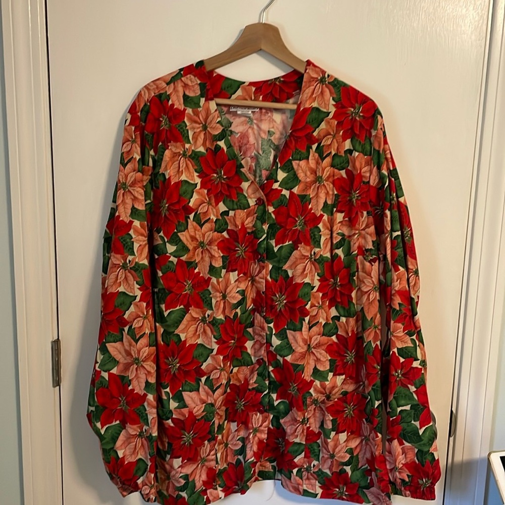Mad about scrubs women’s button up scrub top size XL Poinsettia print